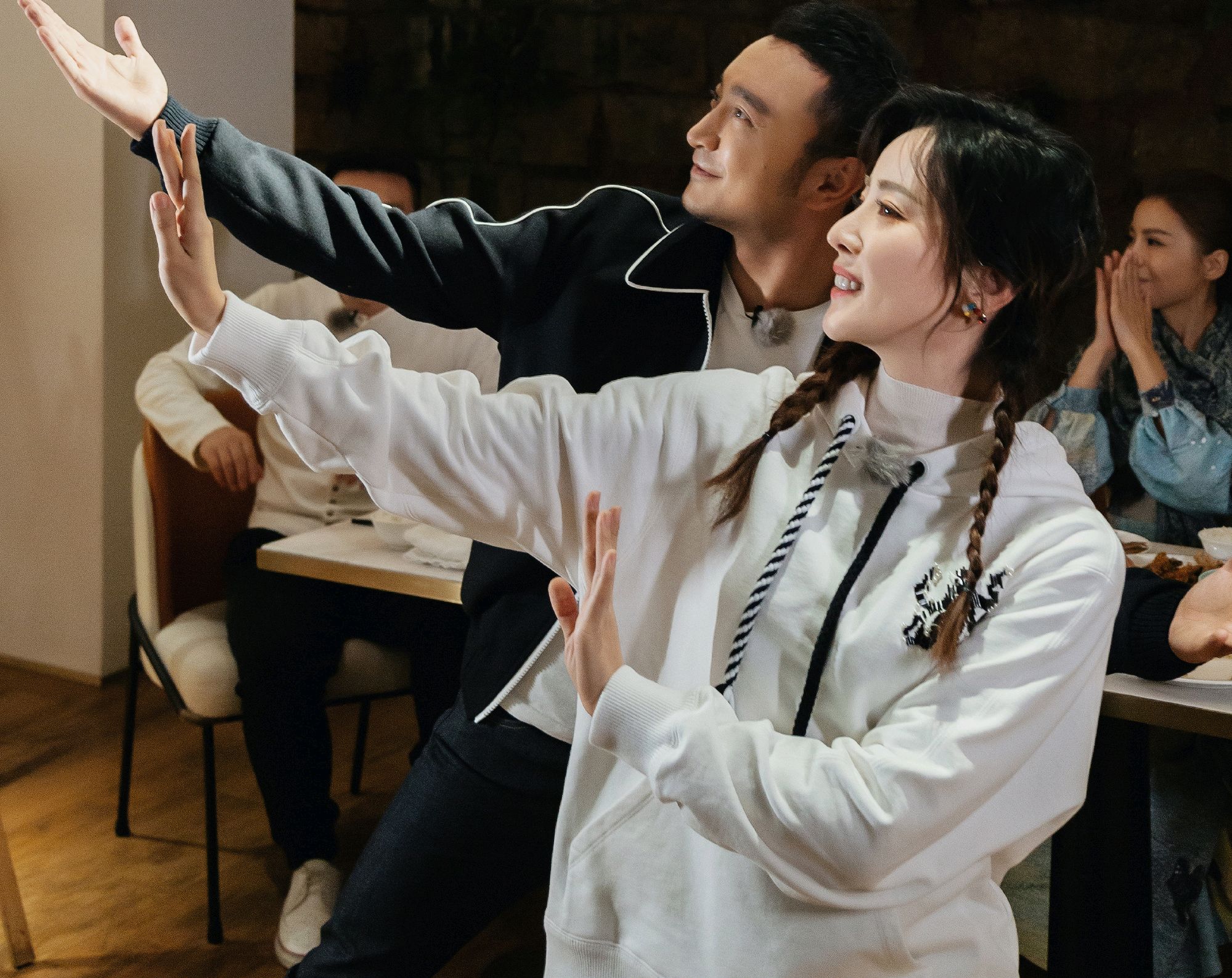 原创尼格买提让康辉李思思张蕾深夜冒险跟家人电话表白结果一个比一个