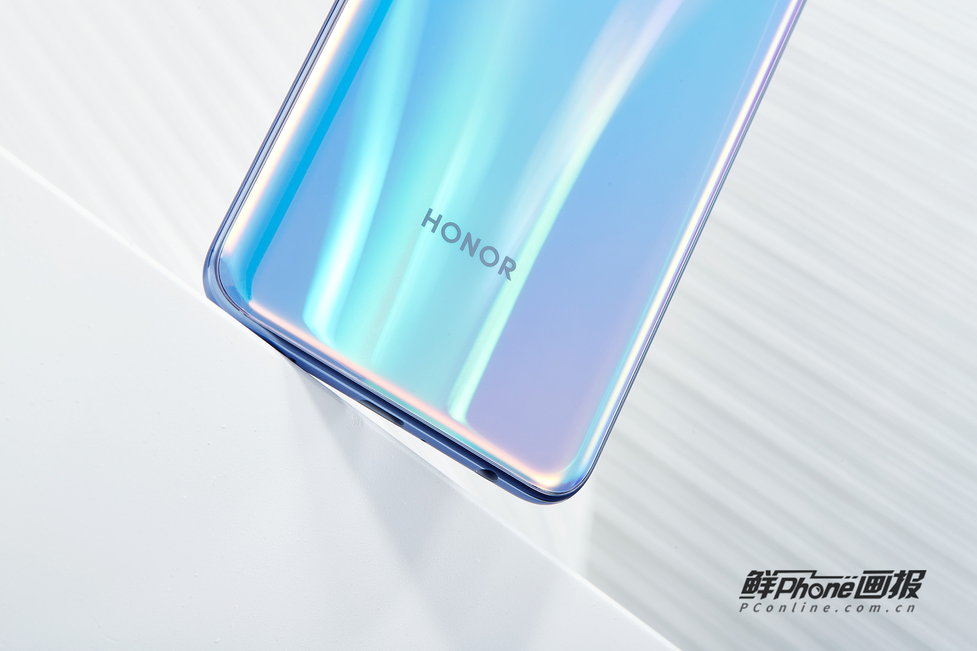 荣耀30s图赏:梦幻蝶羽纹理,麒麟820赋能内"芯"