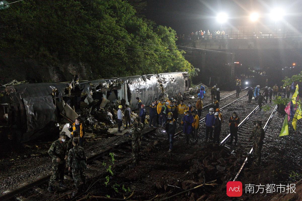 t179次(济南至广州)列车事故现场:连夜起吊车头,清理作业