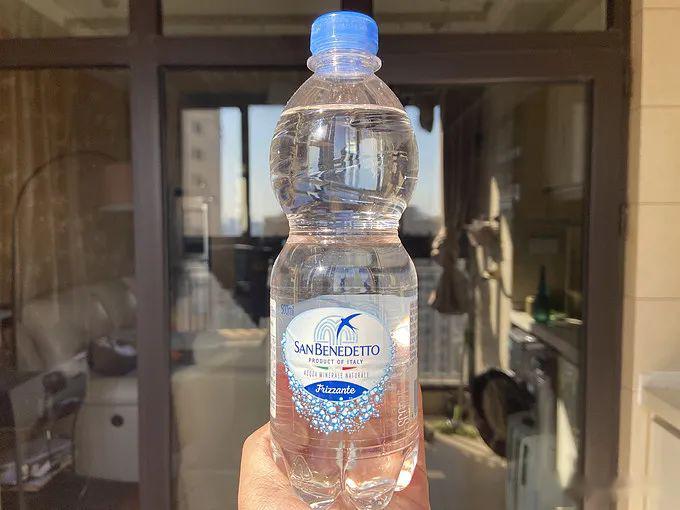 大型真香测评现场,进口气泡水和国产的口感真差那么多吗?_波多