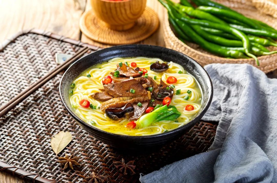 肥肠金汤米粉精心卤制的诱人肥肠让肥肠控看到都忍不住咽口水吸收了香