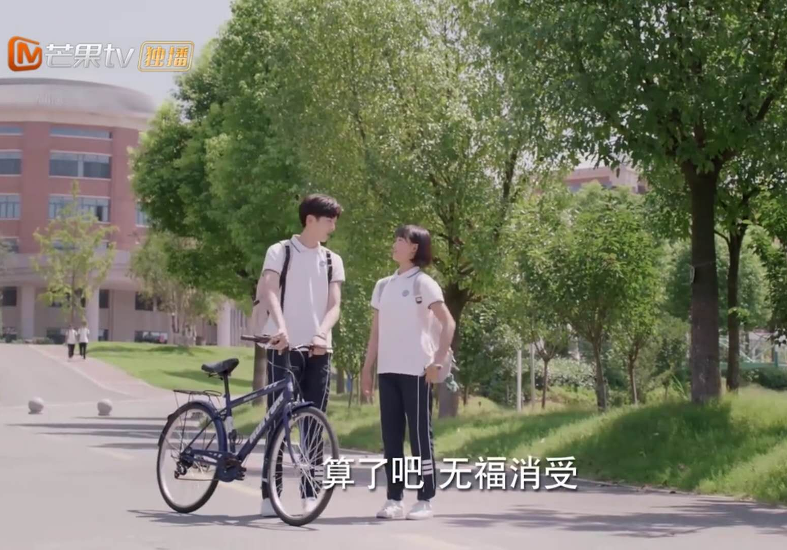 陆一白给林星辰种草莓,冷廷遇在电梯进入简夏,莫南爵童染走着做_大山谷图库