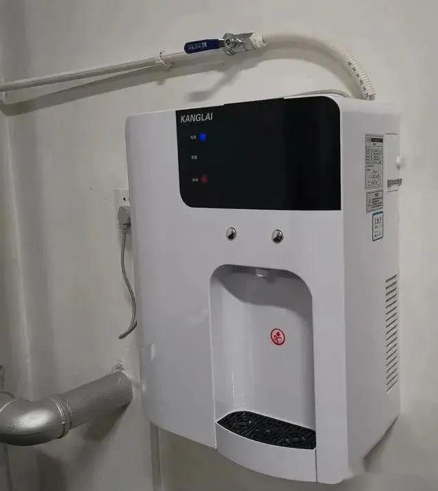 宿舍楼道内安装的直饮水机 返回搜             责任编辑