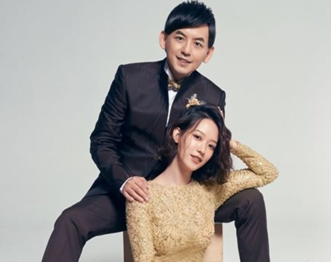 原创黄子佼晒与小19岁娇妻婚纱照超长裙摆很亮眼可爱互动羡煞旁人