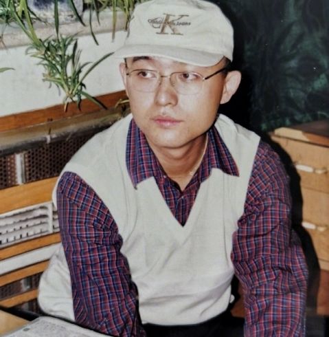 孟非晒年轻旧照,满脸络腮胡子毛发浓密超抢镜,穿衬衫显绅士