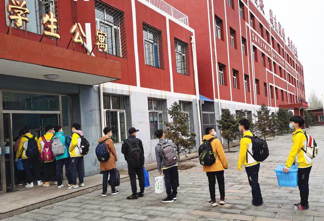 阳光温暖 开学第一天河东中学2020年3月30日早晨6点50,河东中学校门口