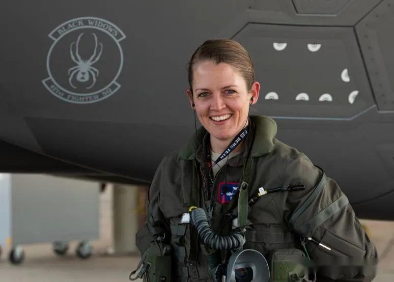 美国空军f35a飞行表演队首位女队长克里斯汀沃尔夫上尉