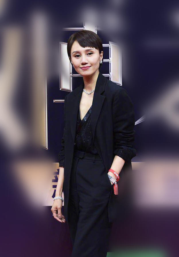 原创袁泉剪掉十年长发变波波头配西服套装呈现出非常帅气的时髦感