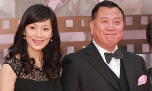 影星万梓良近照公开,与妻子罕见同框62岁皱纹满脸尽显老态-搜狐大视野