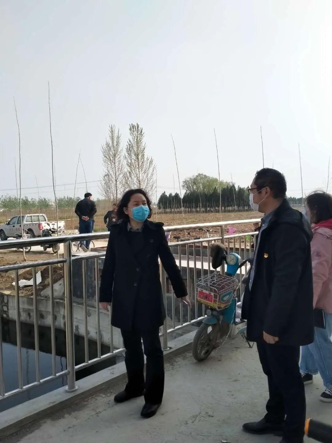 副区长万江红到我镇大块村指导脱贫攻坚工作,万区长强调:一要全面提高