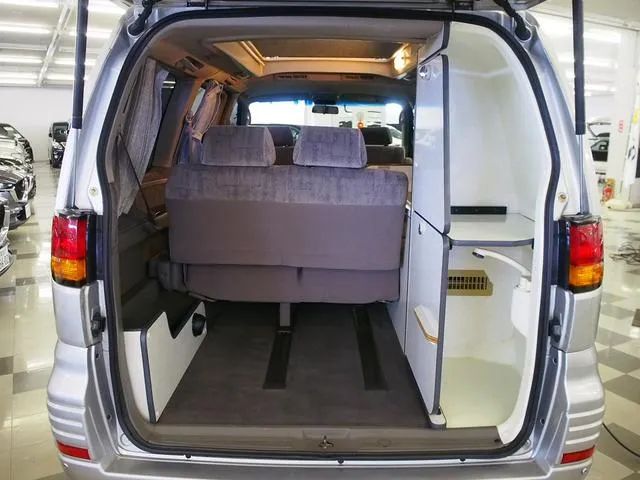 挺少见的日产房车,升顶设计住2人配3.5l发动机,约合人民币20万