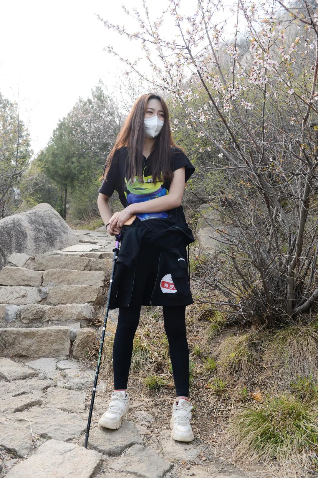 登山开始前,校花张梦茹直言徒步的地点难度系数大,所以自己之前也特意