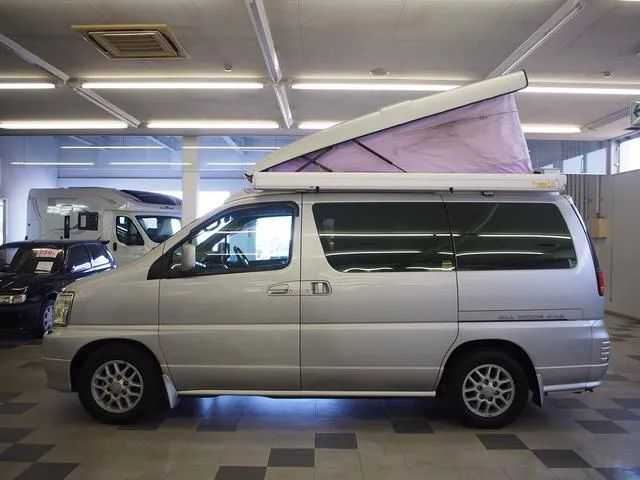 挺少见的日产房车升顶设计住2人配35l发动机约合人民币20万