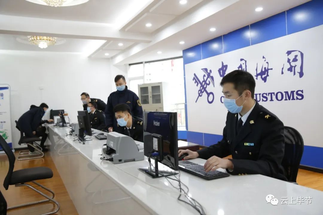 海关工作人员正在办公据悉,毕节海关现开办业务主要有:海关收发货人