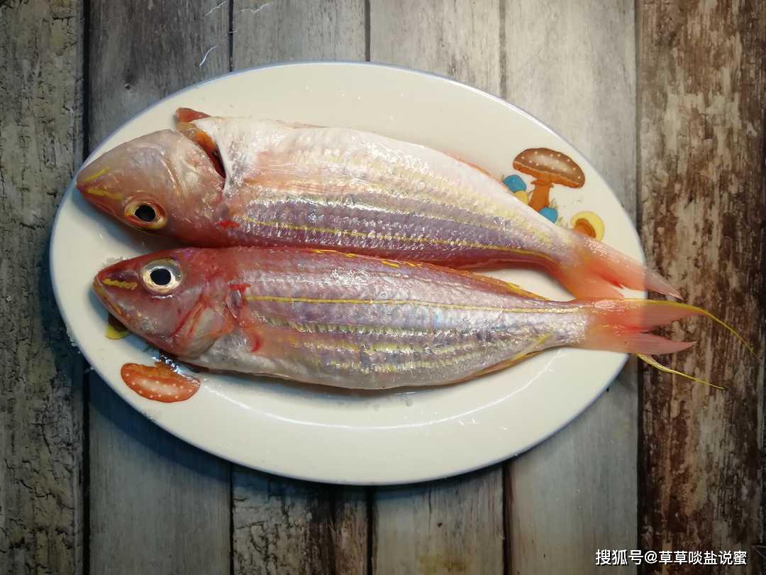 红杉鱼,又称为红线鱼,金线鱼,这称呼很形象,鱼的中间有一条金黄金