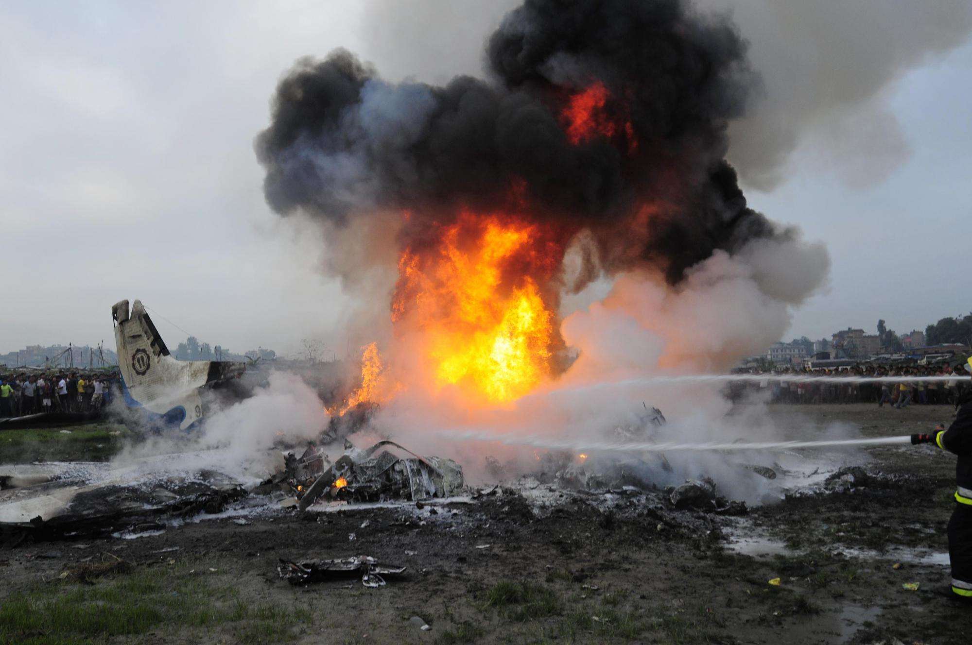 美军b52在俄罗斯面前表演高危动作结果b52当场坠毁机组人员丧生
