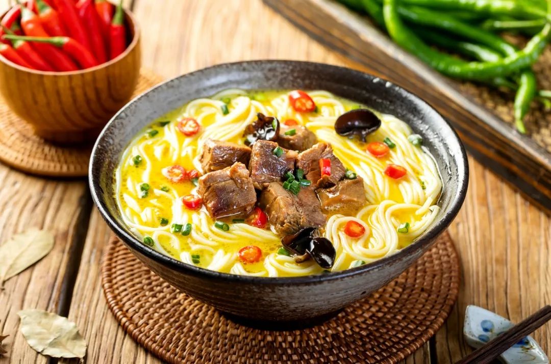 牛杂金汤米粉区别于牛肉的醇厚口感如果你喜欢体验味觉的不同层次牛杂