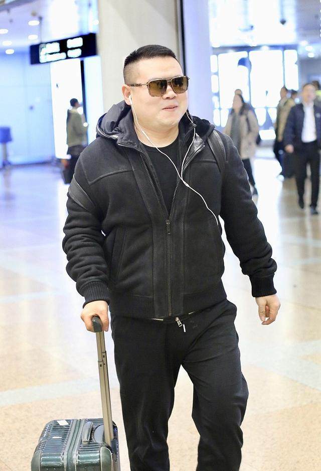 原创岳云鹏现身机场看到粉丝拍照主动把墨镜摘下来憨笑配合