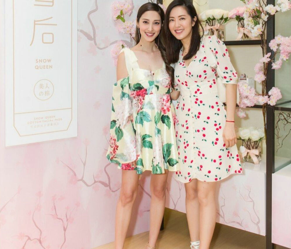 之外,tvb的当红艺人龚嘉欣,还有单文柔都有出席,与陈凯琳合影留念!