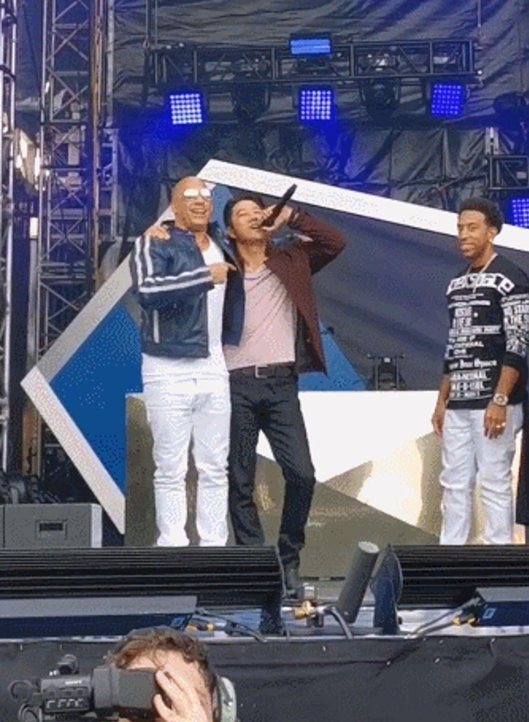 在上千名观众"欢迎回来"的高呼声中,与范老大热情相拥的成康喊出了"