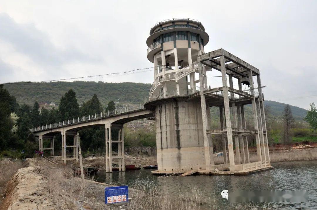 1974年建成,從這裡有一條隧洞穿山到達老河口,解決老河口,襄陽農業用