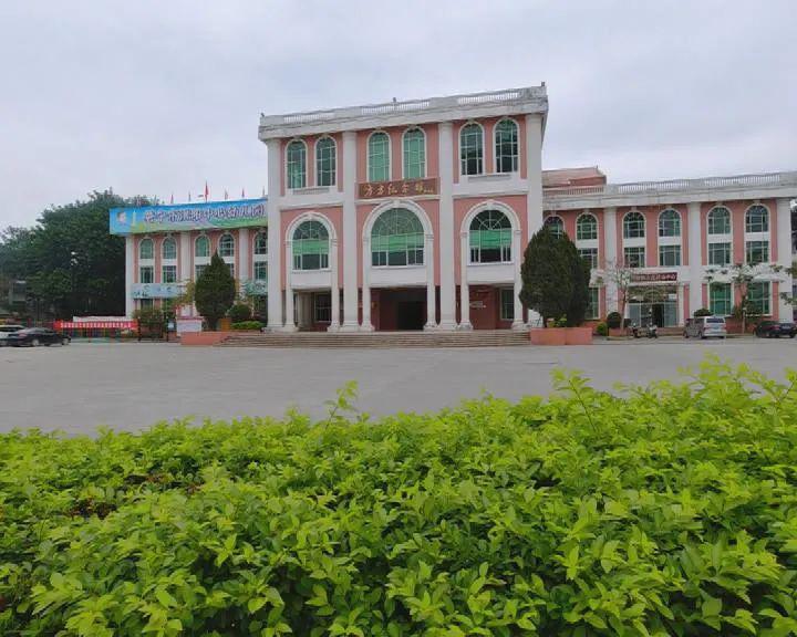 方方纪念馆位于洪阳镇文化广场,为四层楼房式建筑,面积2700平方米,馆