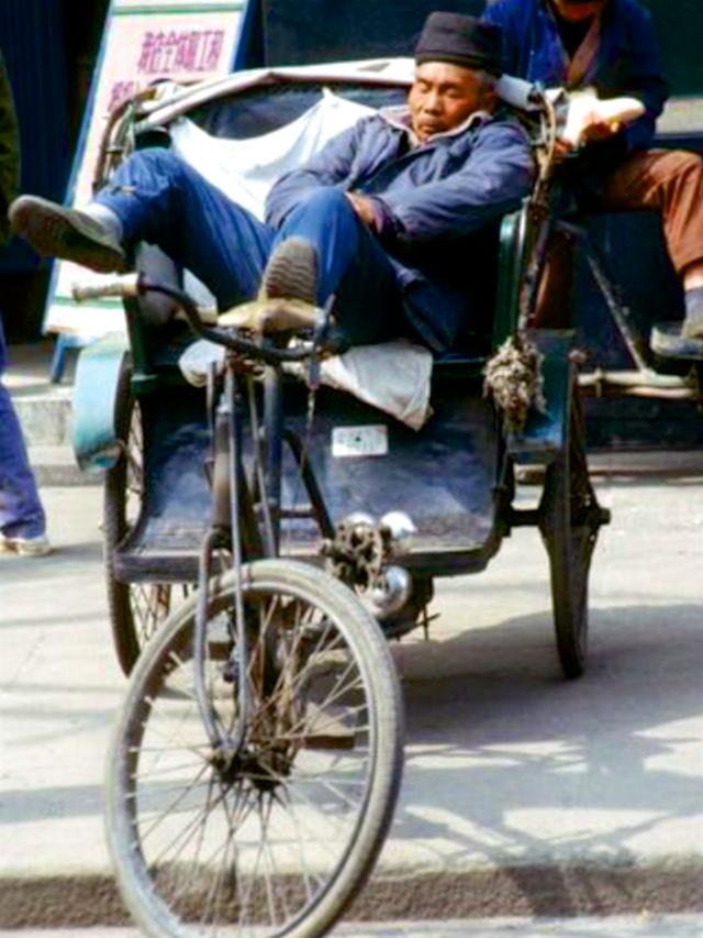 苏州的人力三轮车夫;1983年 苏州,正在吃饭的船家;1983年.