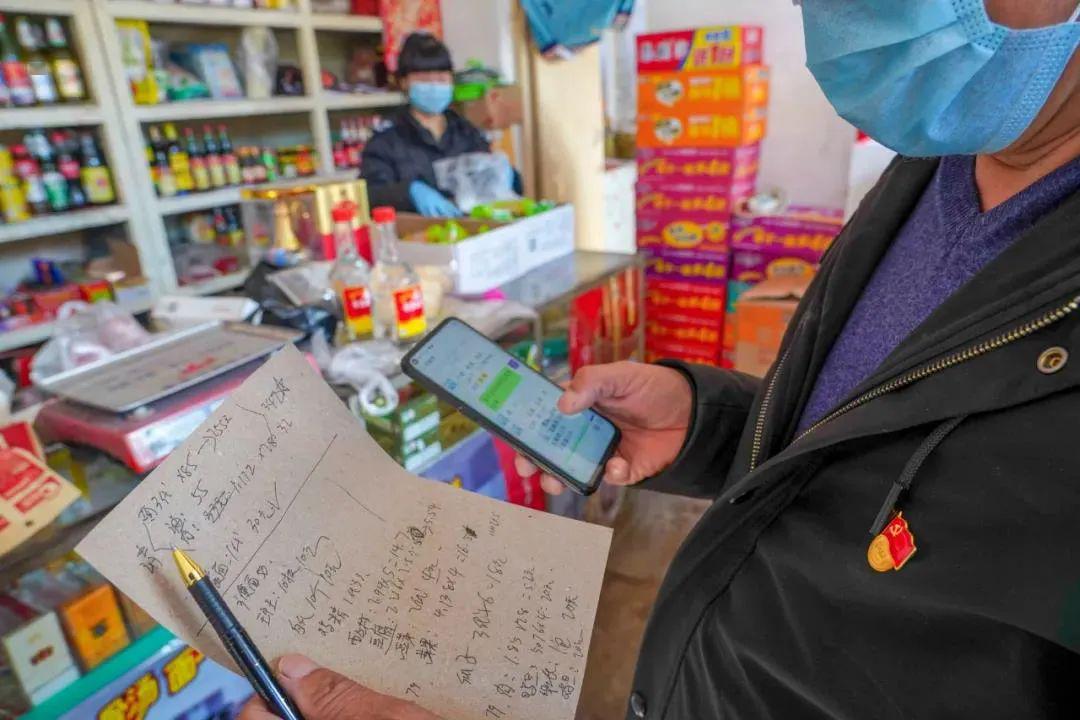 沁源县交口乡马泉村党支部书记,村委主任任晋国为村民外出采购商品