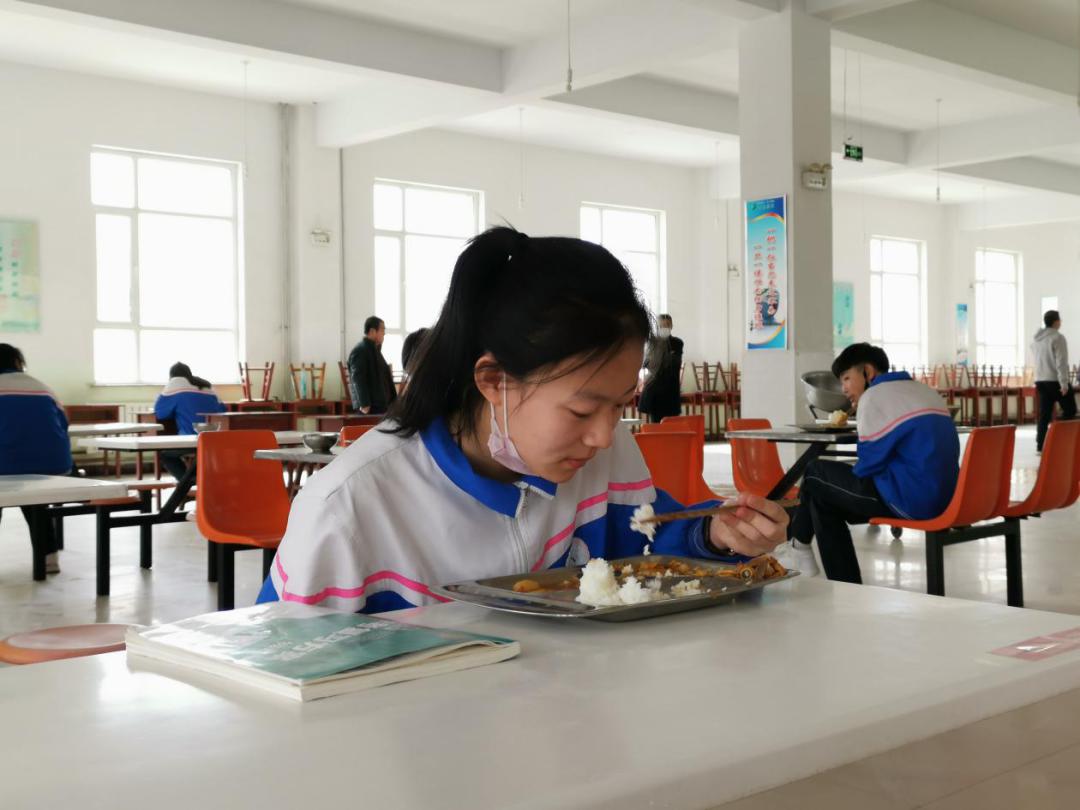 (百灵庙第二中学食堂)春风向暖,未来可期,达茂旗高三,初三的学子们