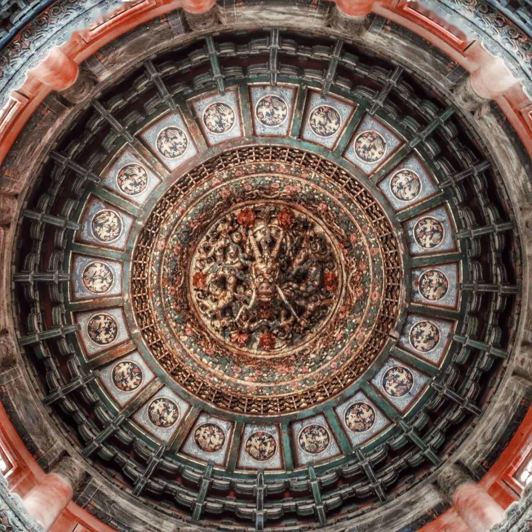 藻井是天花板的一种独特造型,一般来说,它就像一种向上隆起的"井",也