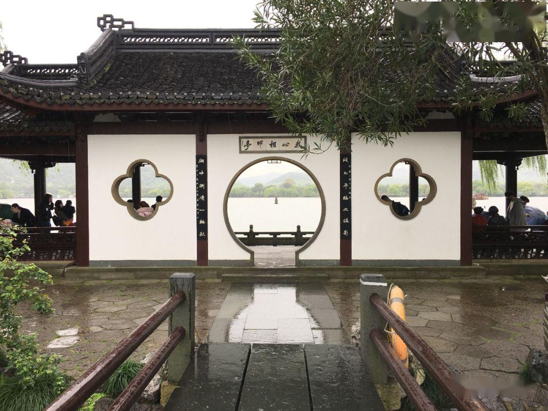 三潭印月樱花界的熊猫但"东边日出西边雨,道是无晴却有晴.