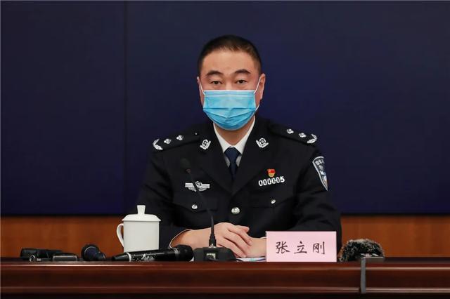 首先,请省公安厅副厅长,新闻发言人张立刚通报两起火灾案的查处情况.