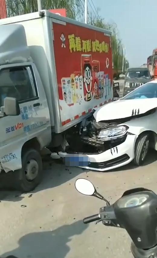 菏泽这个村口发成车祸,一轿车受损严重.