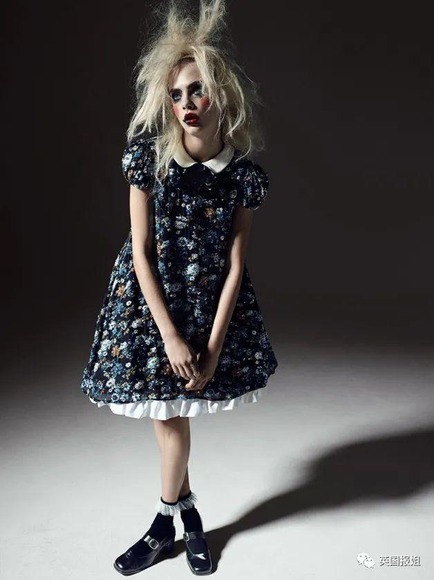 甜英国贵族超模爱上美国女演员机场热吻狂撒狗粮