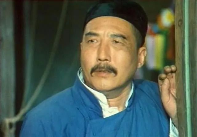 饰演主角王利发的于是之老先生,患了阿兹海默症,记忆力衰退.