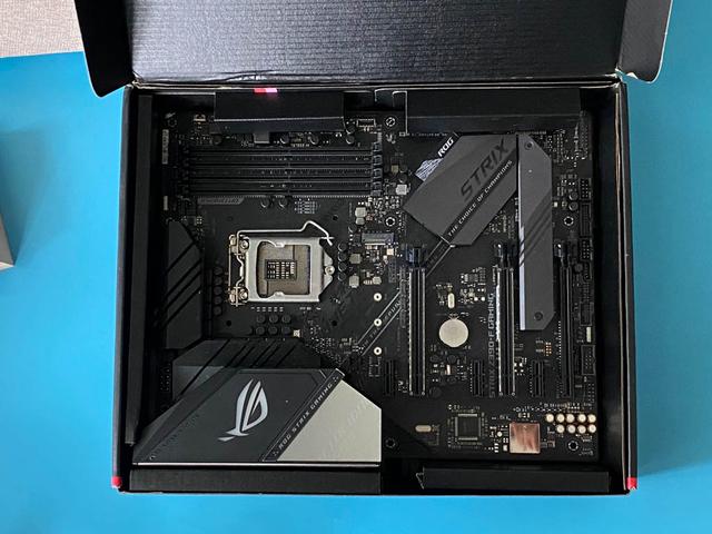 板子是华硕的rog strix z390-f gaming,盒子背面是板子外形图和特点