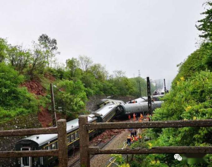 簡訊耒陽積極開展t179次列車脫軌事故救援工作轉運受困旅客480餘人