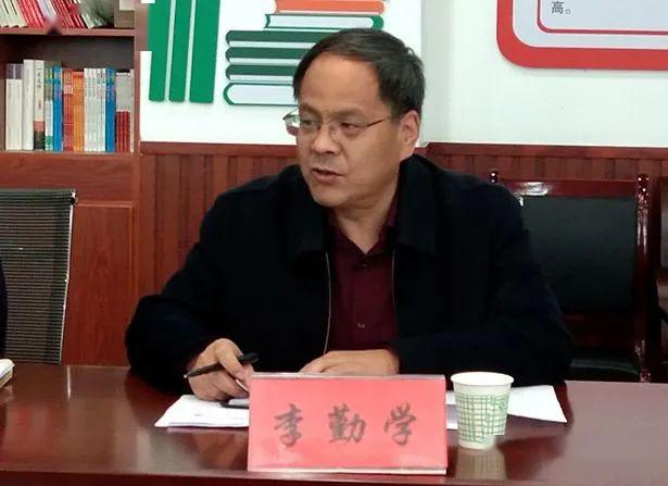 在县高级中学召开的座谈会上,教科体局负责人汇报了延长县教育系统