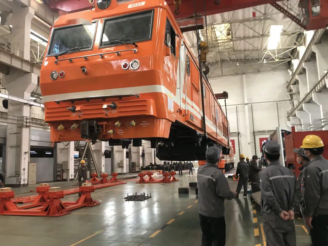中车戚墅堰公司出口几内亚2台货运机车