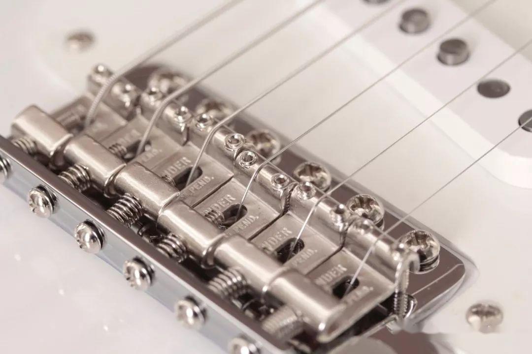 发现了吗所有吉他的下弦枕都是斜的