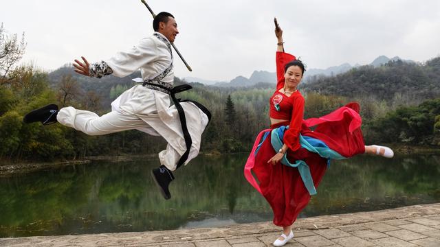 头条钟杰飞刀绝技节目即将播出