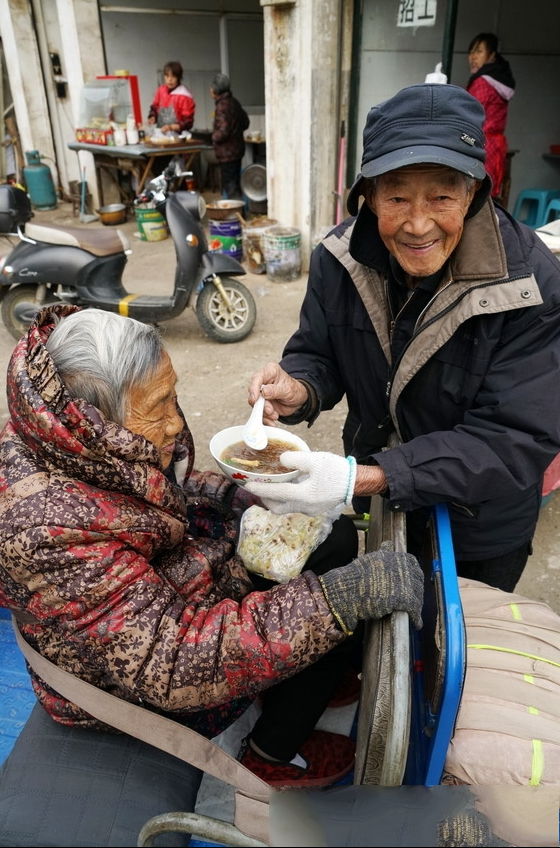 八旬大爷嗜酒如命老伴70年不离不弃悔不当初戒酒不晚