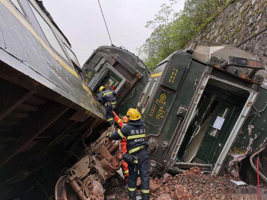 湖南境内火车侧翻造成1死4重伤:30日11时40分,受连日降雨影响,京广线