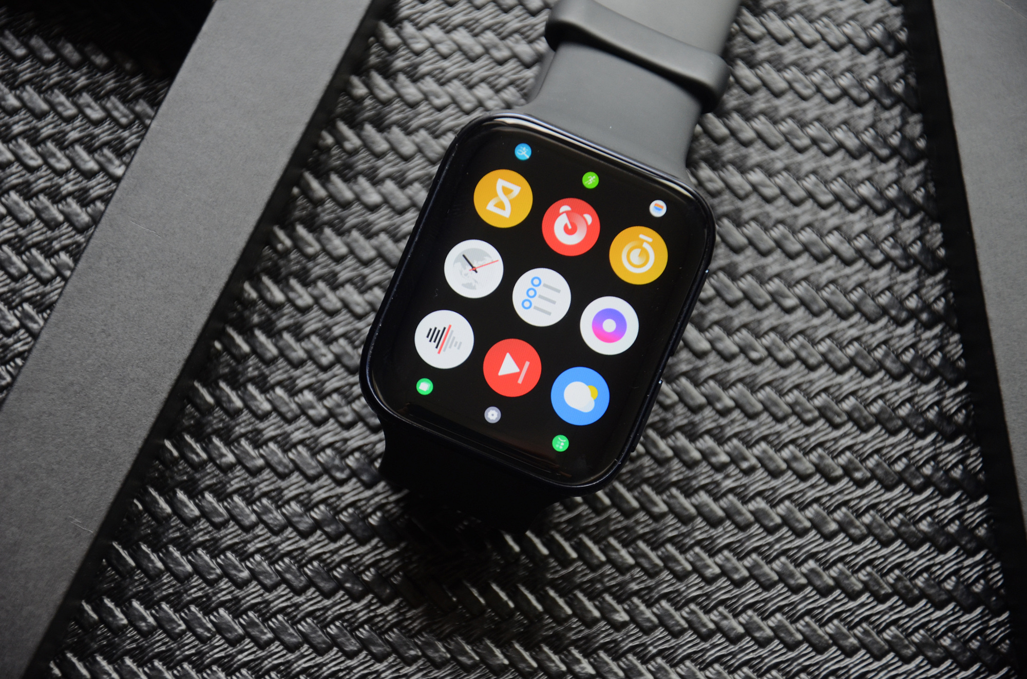 系统设计方面,oppo watch 46mm搭载了oppo为智能手表量身定制的专属