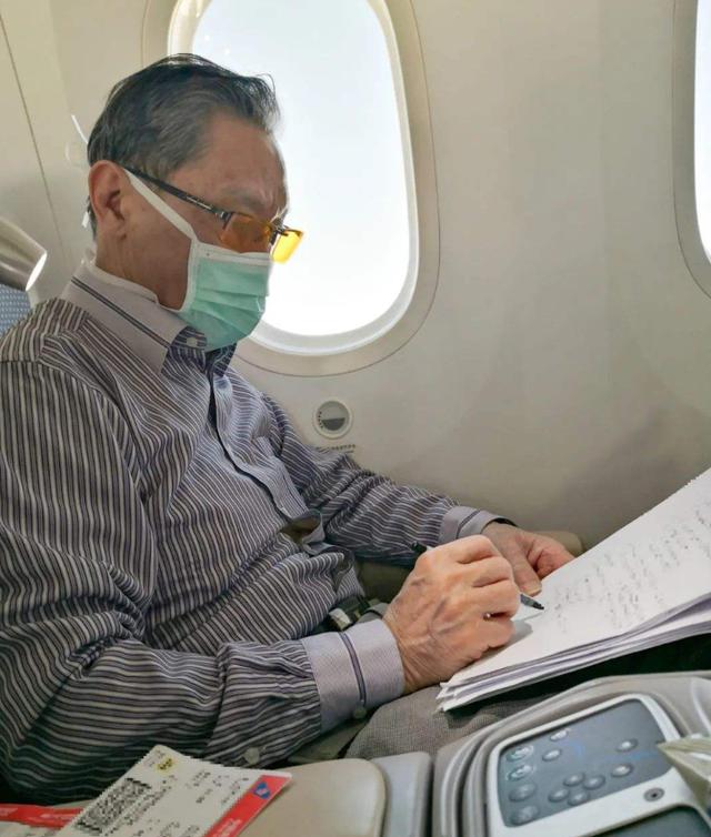 原创爷爷就是一个普通医生钟南山与孙子对话展示了良好的家教
