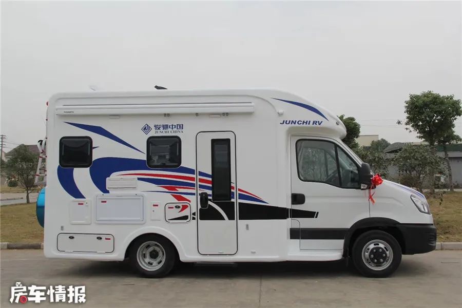 直降10万的依维柯房车小额头设计配3张床一家46口住刚刚好