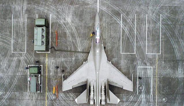 飞豹战机可携带4枚c803反舰导弹,一个四机编队一次齐射16枚c803足以