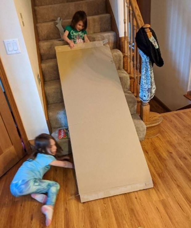 疫情中自我隔离的熊孩子拆家功夫一流父母表示压力山大