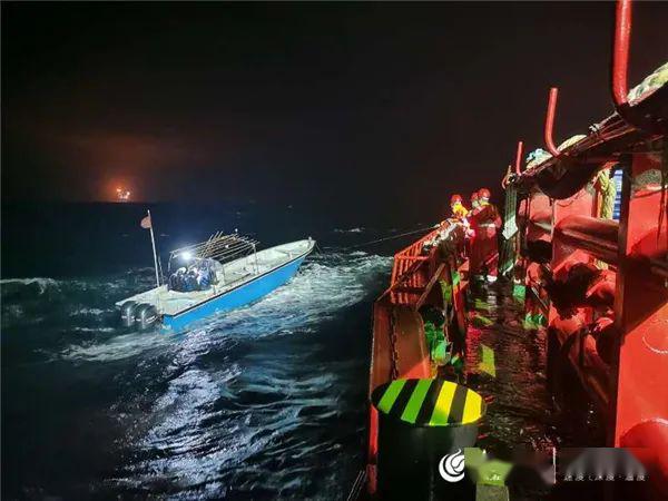 三男子凌晨海上垂钓遇险烟台打捞局成功救助