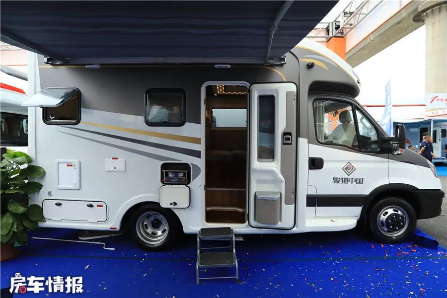 直降10万的依维柯房车小额头设计配3张床一家46口住刚刚好